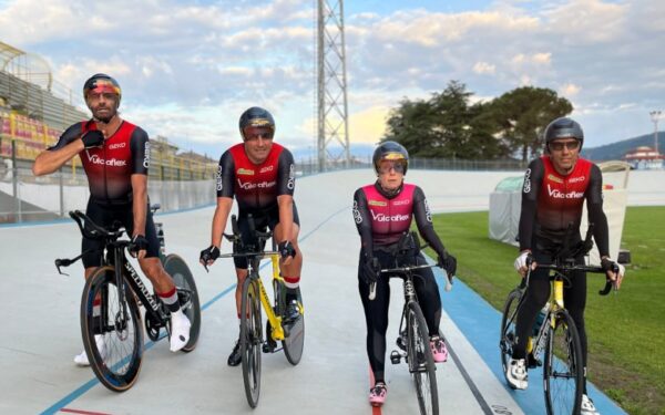 Greičiausiai lauko velodrome įveikti 100 km su standartiniu dviračiu