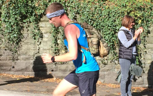 Greičiausias 10 km bėgimas nešant 20 kg sveriančią kuprinę (vyrai)