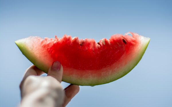 Arbūzas – neabejotinas kiekvienos vasaros simbolis: pateikiami įdomūs faktai ir skanūs būdai, kaip iki paskutinio griežinėlio sunaudoti net didžiausią vaisių