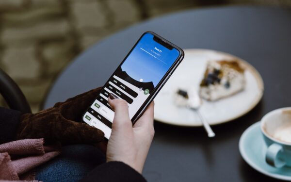 5 mitai apie išmaniuosius telefonus: jie buvo paneigti jau šimtus kartus, tačiau kai kurie žmonės ir toliau jais tiki