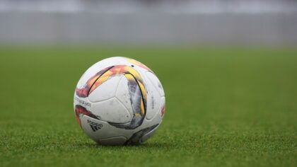Daugiausia futbolo kamuolio palietimų pečiais