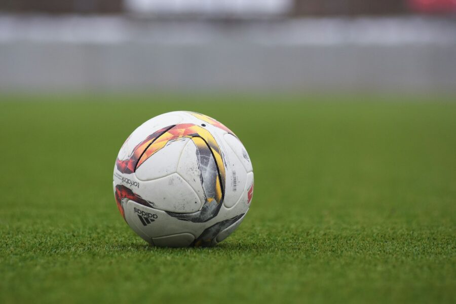Daugiausia futbolo kamuolio palietimų pečiais
