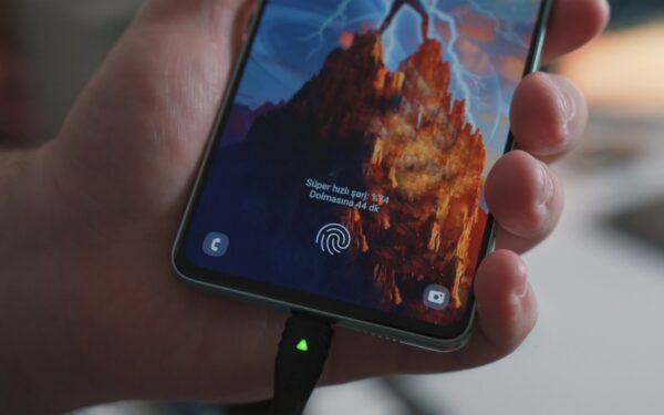 Nors telefono įkrovimas tapo kasdieniu procesu kaip dantų valymas, jis vis dar tebėra apipintas įvairiausiais mitais, paneigti pagrindiniai jų