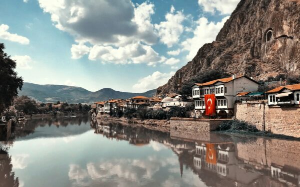 Turkija  –  viena iš labiausiai lankomų pasaulio šalių ir kone mėgstamiausia lietuvių poilsio kryptis, tačiau daugelis apie šią šalį žino labia nedaug