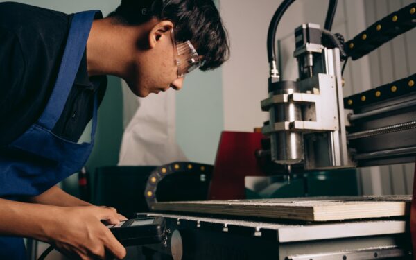 Kuomet darbovietėje atsiranda naujų technologijų, neretai kyla klaidingų įsitikinimų ar mitų, gąsdinančių darbuotojus. Populiariausi mitai, trukdantys robotams įsilieti į darbo rinką