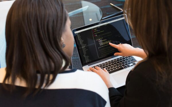 Vos 17 proc. Europos Sąjungoje ir tik 20 proc. Lietuvoje informacinių technologijų (IT) srityje dirba moterys: koks mitas girdimas dažniausiai?