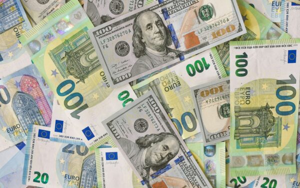 Internete pilna triukų, kaip greitai tapti milijonieriais: pinigų pritraukimo būdai ir mitai – kas veikia iš tiesų?