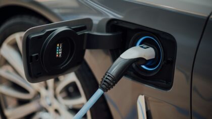 Ar žinojote, kad apie elektromobilius žmonės svajojo dar prieš 126 metus? Atskleidė, ko labiausiai trūksta elektromobilių vairuotojams Lietuvoje?