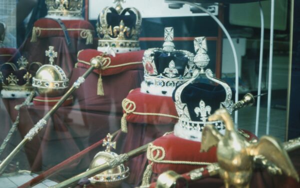 Monarchija – tai viena seniausių valdymo formų, kuri šiuolaikiniame pasaulyje vis dar egzistuoja: ar tai praeities reliktas ar stabilumo garantas?