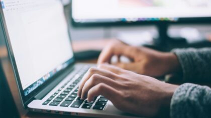 Ką tokį nori studijuoti? Vertimą? Viską gi galima išversti su „Google vertėju“, studijuok tikrą specialybę : 4 mitai ir kitos legendos apie vertėjo profesiją