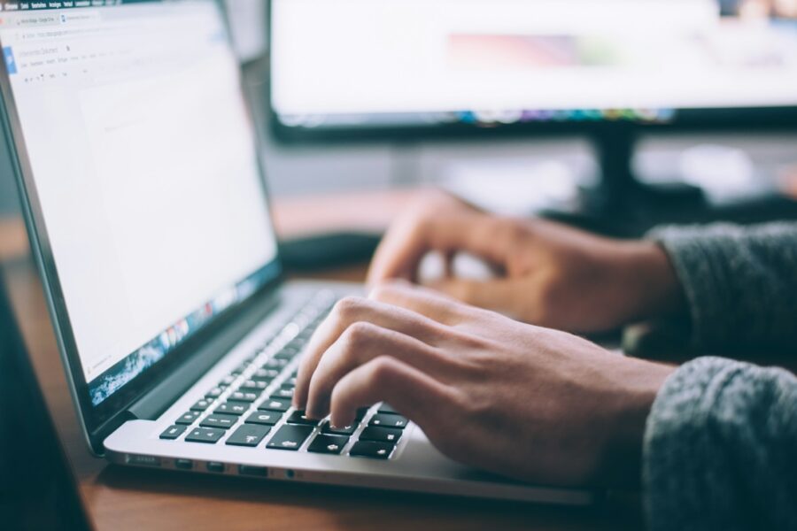 Ką tokį nori studijuoti? Vertimą? Viską gi galima išversti su „Google vertėju“, studijuok tikrą specialybę : 4 mitai ir kitos legendos apie vertėjo profesiją