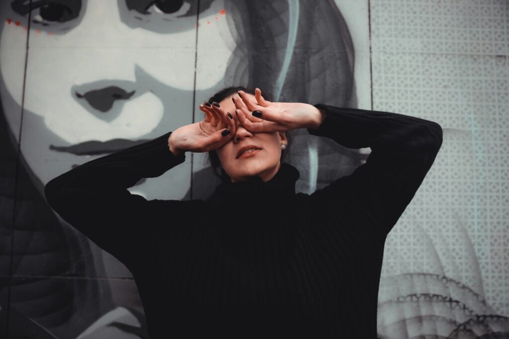 woman wearing black long-sleeved shirt