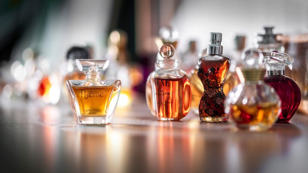 selective focus photography of clear glass perfume bottle