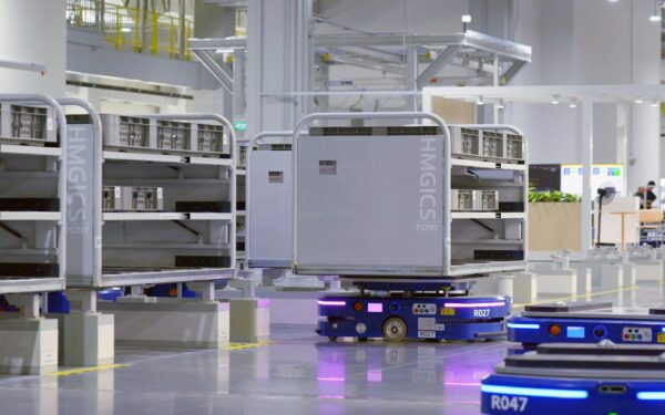 Be žmogaus rankų: kaip įspūdžiausi robotų sandėliai perkuria logistikos greičio ir masto ribas