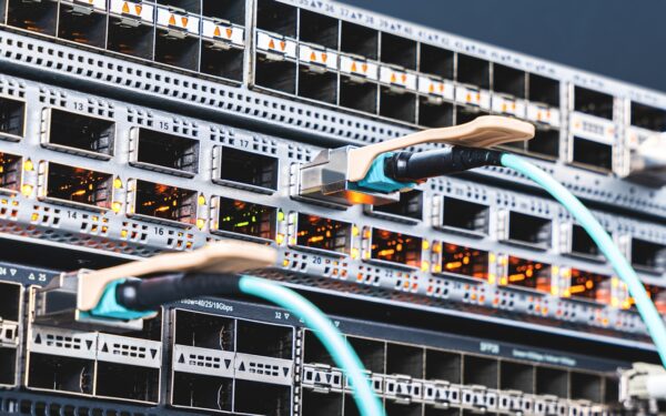 Greitis šviesolaidžiu: kur šiandien pasiekiami sparčiausi interneto ryšiai ir ką tai reiškia mums
