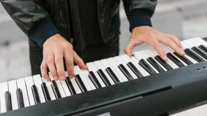 Greitojo pianino virtuozai: kaip per sekundes „šaudantys“ pirštai atskleidžia neįprastą talento ir darbo derinį