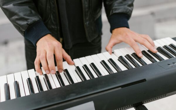 Greitojo pianino virtuozai: kaip per sekundes „šaudantys“ pirštai atskleidžia neįprastą talento ir darbo derinį