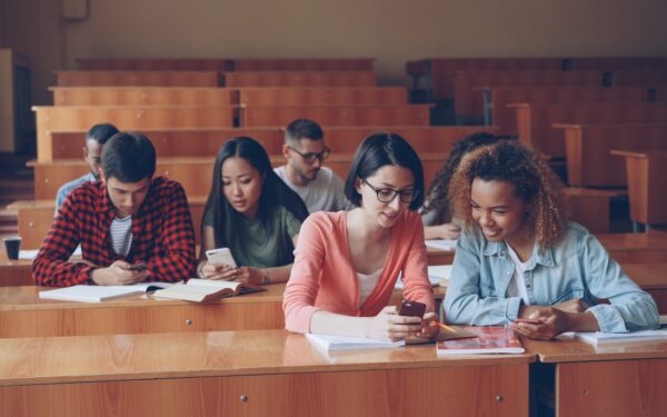 Jauniausių universitetų absolventų istorijos: kaip dalis vaikų studijas baigia dar nepradėję vidurinės