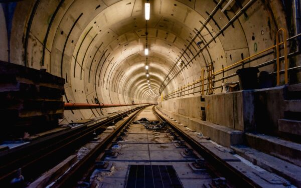 Kaip gimsta ir auga miestai po žeme: metro tuneliai, slapti koridoriai ir tai, ko nematome vaikščiodami gatvėmis