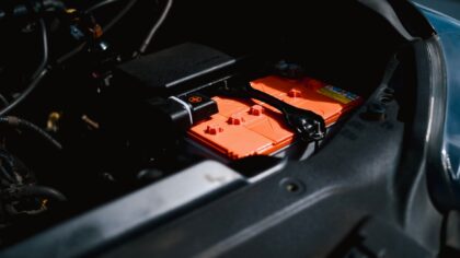 Kietojo kūno baterijos artėja prie pramonės slenksčio: kuo ši technologija skiriasi ir ko realistiškai tikėtis