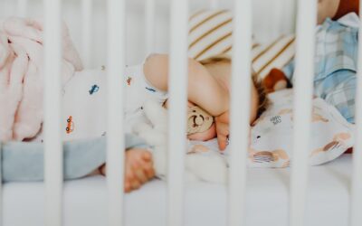 Kodėl žindukai kartais „pabėga“ iš kūdikių burnos: ką apie burną, smegenis ir augimą pasako šis keistas įprotis