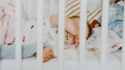 Kodėl žindukai kartais „pabėga“ iš kūdikių burnos: ką apie burną, smegenis ir augimą pasako šis keistas įprotis