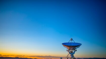 Milžiniški radijo teleskopų tinklai: kaip didžiausios antenų sistemos leidžia pažvelgti giliausiai į Visatą