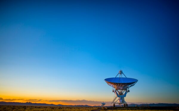 Milžiniški radijo teleskopų tinklai: kaip didžiausios antenų sistemos leidžia pažvelgti giliausiai į Visatą