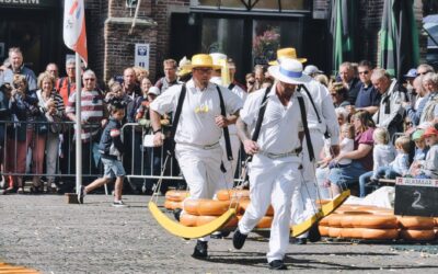 Neįprasti sūrio ridenimo festivaliai: kaip pavojinga kalno tradicija tapo keistų lenktynių simboliu