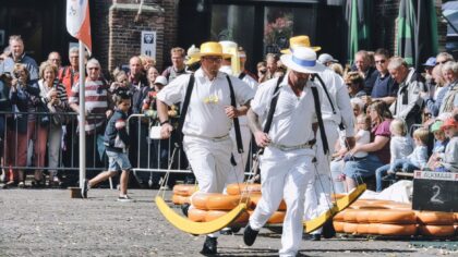 Neįprasti sūrio ridenimo festivaliai: kaip pavojinga kalno tradicija tapo keistų lenktynių simboliu