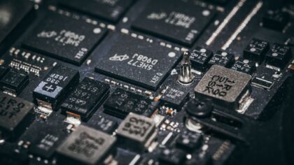 Nuo kvantinių taškų iki itin plonų lęšių: kaip nanotechnologijos išplečia šiuolaikinės elektronikos galimybes