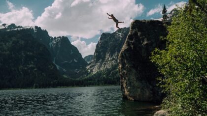 Stačia galva į tuštumą: kaip be virvių šokantys „base jump“ drąsuoliai tikrina žmogaus ribas ir baimę