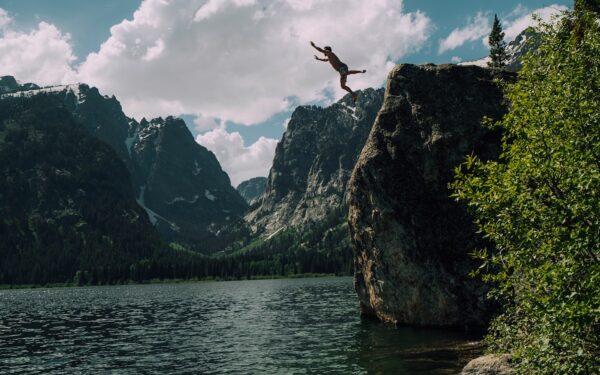 Stačia galva į tuštumą: kaip be virvių šokantys „base jump“ drąsuoliai tikrina žmogaus ribas ir baimę