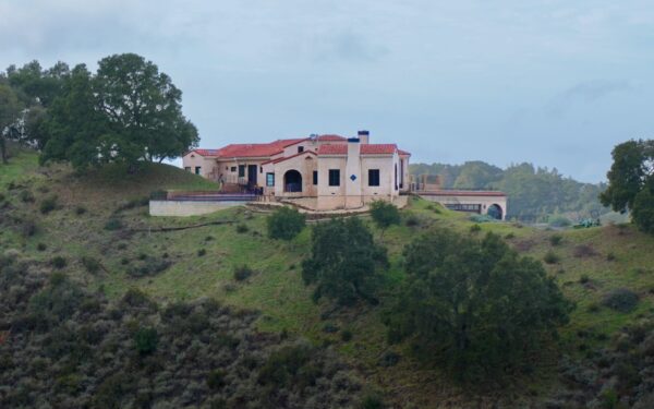 Žmonės, gyvenantys uolose ir akmenyse: kaip šiuolaikiniai urviniai namai griauna mūsų įsivaizdavimą apie būstą
