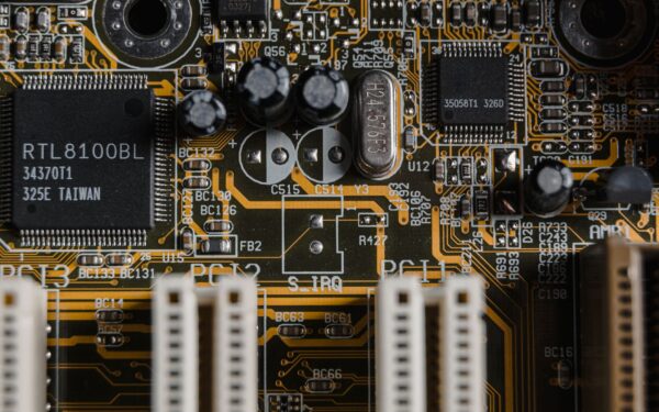 Brandžiausi pasaulio procesoriai: kaip lėtesni, bet taupūs lustai tampa tyliais šiuolaikinės technikos lyderiais