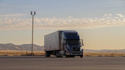 Didžiausi autonominiai krovinių vilkikai pasaulyje: kaip savivaldžiai sunkvežimiai keičia logistikos rekordus