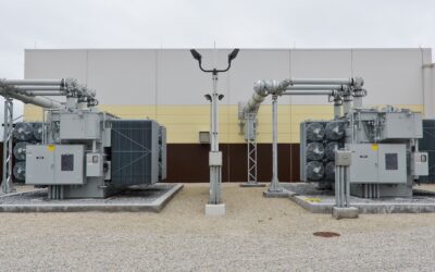 Didžiausi baterijų parkai sausumoje ir jūroje: kaip milžiniškos „talpyklos“ keičia elektros sistemos taisykles