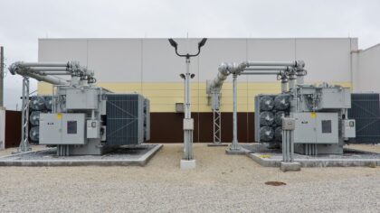 Didžiausi baterijų parkai sausumoje ir jūroje: kaip milžiniškos „talpyklos“ keičia elektros sistemos taisykles