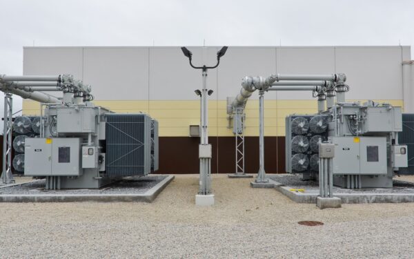 Didžiausi baterijų parkai sausumoje ir jūroje: kaip milžiniškos „talpyklos“ keičia elektros sistemos taisykles