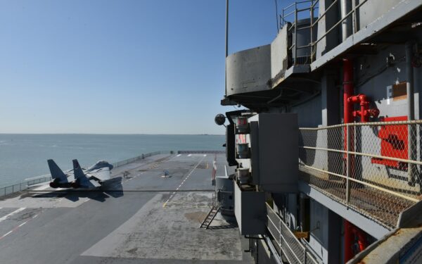 Greitesni už kulką: kaip elektromagnetiniai bėginiai pabūklai keičia galios ribas ir kodėl jiems taip sunku pakilti iš laboratorijų