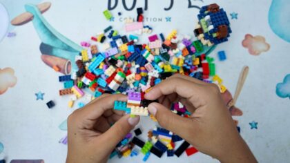 Greitojo lego dėliojimo rekordininkai: kaip iš pirmo žvilgsnio vaikiškas žaidimas virsta įspūdingais pasiekimais