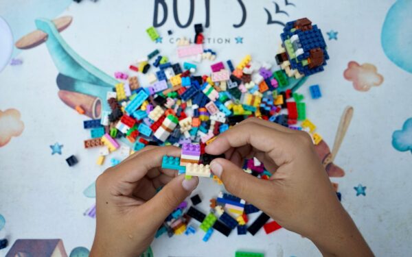Greitojo lego dėliojimo rekordininkai: kaip iš pirmo žvilgsnio vaikiškas žaidimas virsta įspūdingais pasiekimais