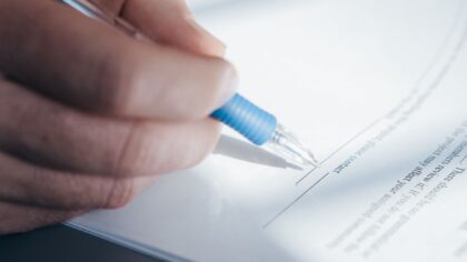 Ką pasako jūsų parašas: nuo viduramžių sandorių iki šiuolaikinio skaitmeninio „brėžio“