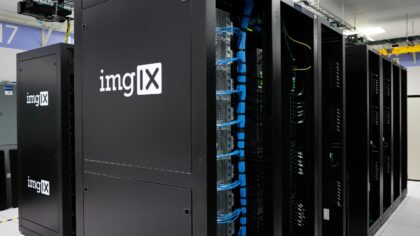 Kaip giliai eina internetas: milžiniški duomenų centrai, kuriuose telpa skaitmeninis pasaulis