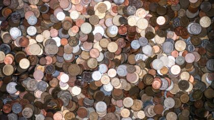 Keistų monetų tiltai ir fontanai: kaip smulkūs pinigai virsta tonomis metalo ir netikėtomis problemomis