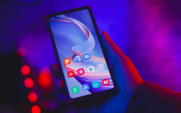 Kiek „platūs“ yra telefonų pranešimai: skaičiai, per kuriuos pamatysime, kiek mus apkrauna ekranai