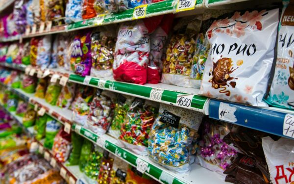 Kodėl kai kur uždraustos šokolado plytelės ir „Kinder Surprise“: keisčiausi saldumynų draudimai ir taisyklės