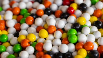 Milžiniškų gumos rutulių manija: kaip paprastas kramtukas virsta keisčiausia kolekcija namuose