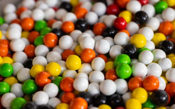 Milžiniškų gumos rutulių manija: kaip paprastas kramtukas virsta keisčiausia kolekcija namuose