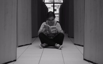 Naktiniai bibliotekų maratonai: kaip tylos šventyklos virsta keistais skaitymo ir nemigos festivaliais